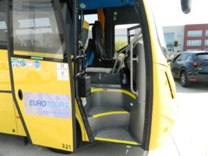 Scuolabus usato Codice 321 Scuolabus usato Iveco 100/E - 60+1+1 posti, Classe Euro Euro 6/D, anno 2021, Gasolio